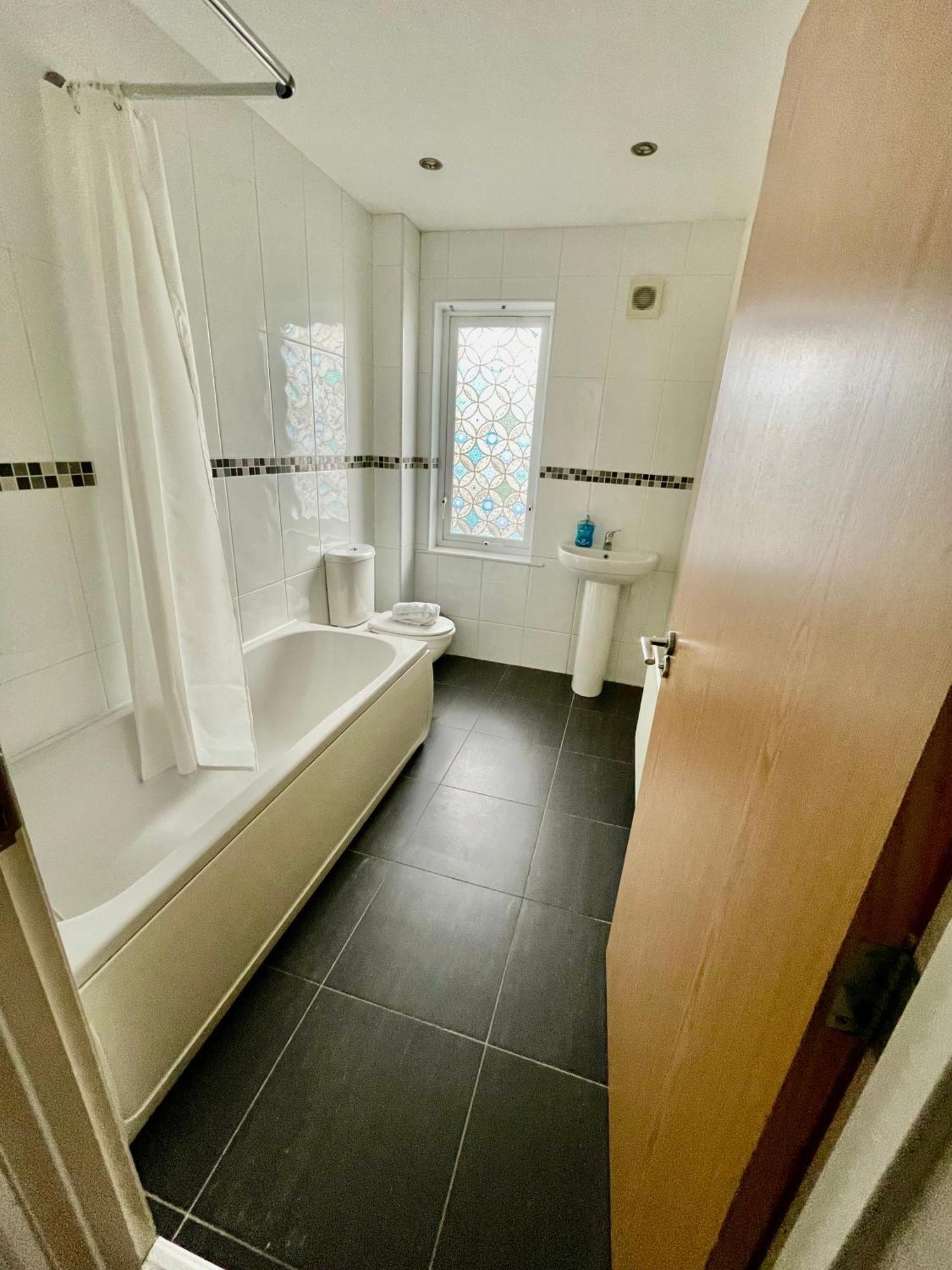 2 Bedroom City-centre With Free Parking Appartement Belfast