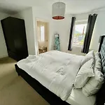 2 Bedroom City-Centre Apartment With Free Parking