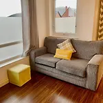 2 Bedroom City-Centre Apartment With Free Parking