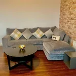 2 Bedroom City-Centre Apartment With Free Parking